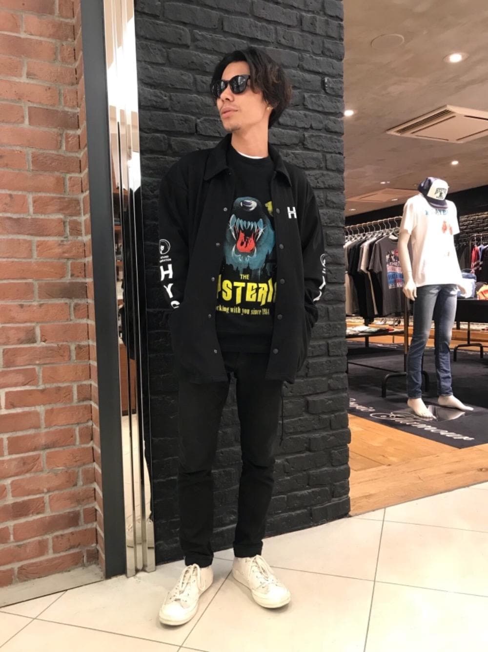 「デニム、カジュアル、シンプル、ロック、Tシャツ、ストリート、大人カジュアル、コーチジャケット、Hysteric Glamour、ヒステリックグラマー」｜「HYSTERIC GLAMOURのvoidoid（サングラス、ブラック系）」を使った、Masatoさん（メンズ・163cm）の夏コーディネートの1枚目の写真