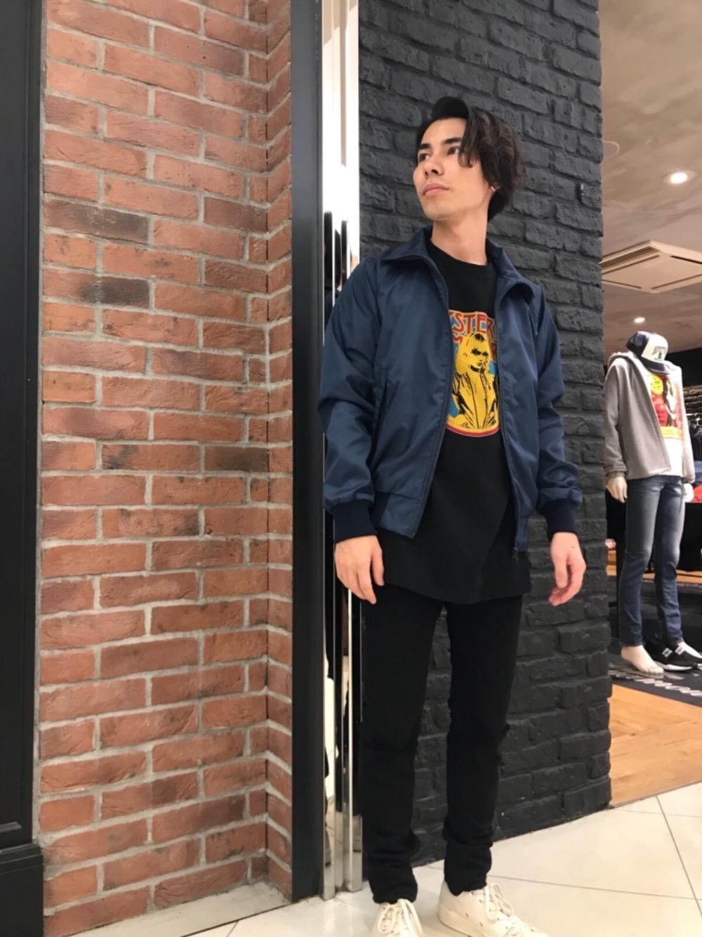 「デニム、カジュアル、シンプル、ストリート、大人カジュアル、Hysteric Glamour」｜「HYSTERIC GLAMOURのSU加工ISKOツイル スリムパンツ（デニムパンツ、ブラック系）」を使った、Masatoさん（メンズ・163cm）の秋コーディネートの1枚目の写真