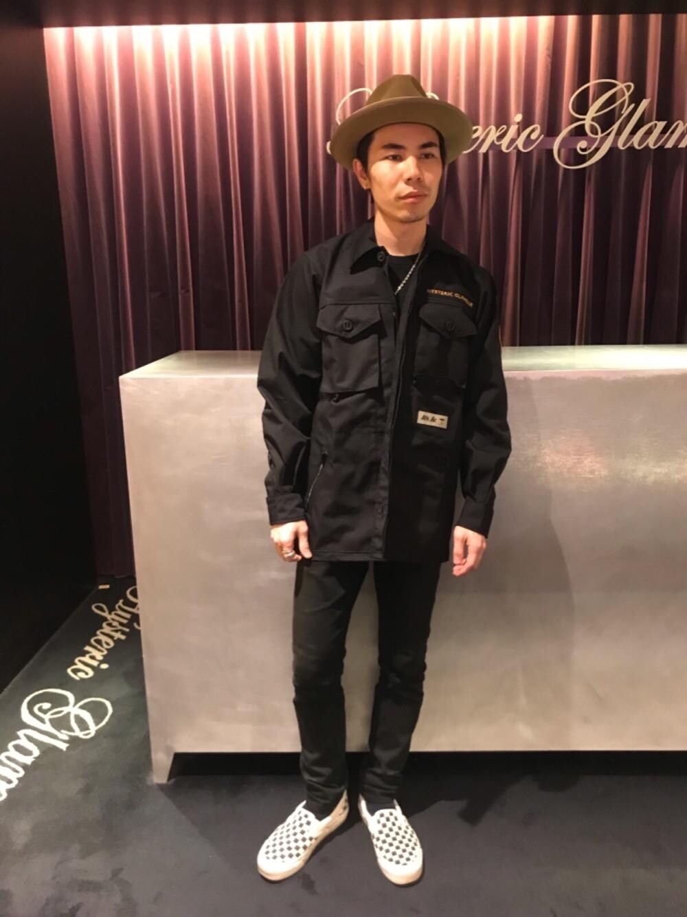 「デニム、カジュアル、シンプル、ロック、ストリート、大人カジュアル、コラボレーション、Hysteric Glamour、90'sスタイル」｜「HYSTERIC GLAMOURのブラックSデニムスリムPT（デニムパンツ、ブラック系）」を使った、Masatoさん（メンズ・163cm）の春コーディネートの1枚目の写真