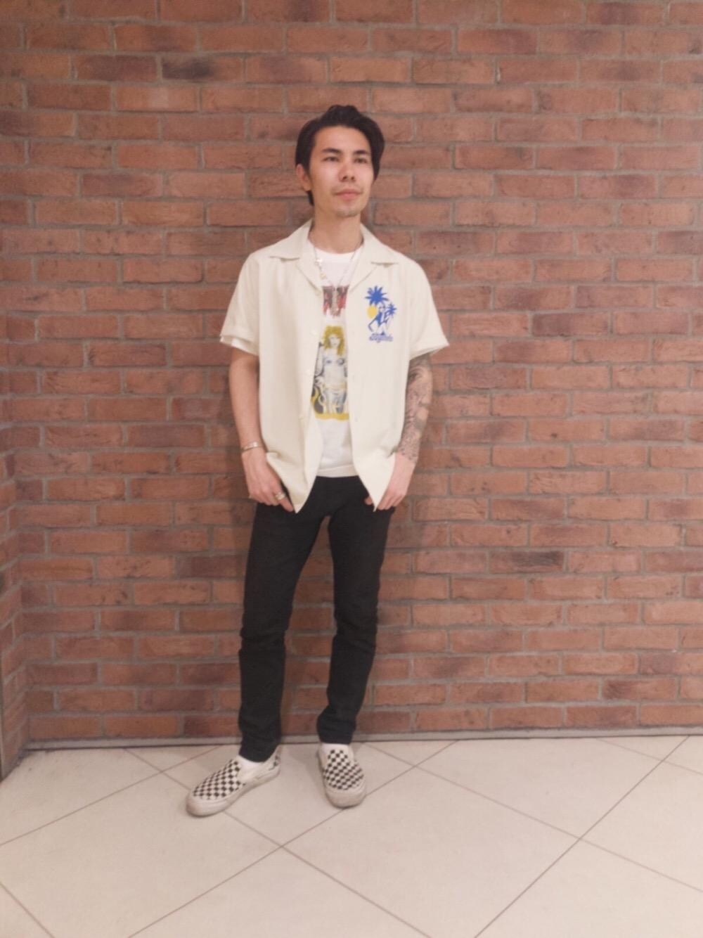 「カジュアル、シンプル、ロック、Tシャツ、ストリート、大人カジュアル、Hysteric Glamour、春コーデ、90'sスタイル」｜「HYSTERIC GLAMOURのブラックSデニムスリムPT（デニムパンツ、ブラック系）」を使った、Masatoさん（メンズ・163cm）の春コーディネートの1枚目の写真