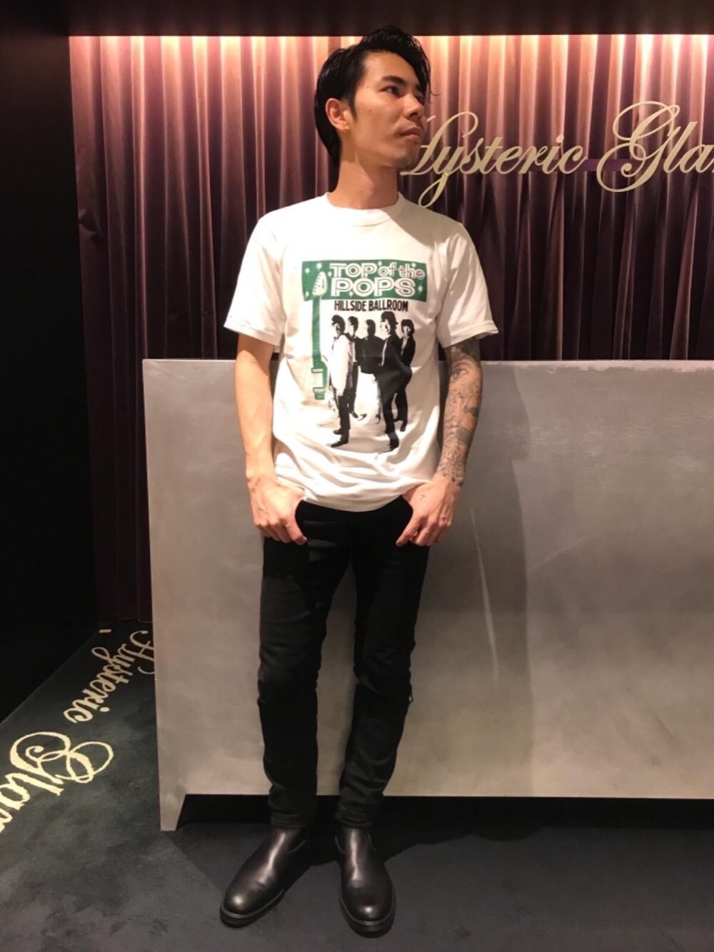 「カジュアル、Tシャツ、ストリート、大人カジュアル、コラボレーション、Hysteric Glamour、春コーデ、90'sスタイル」｜「HYSTERIC GLAMOURのSU加工ISKOツイル スリムパンツ（デニムパンツ、ブラック系）」を使った、Masatoさん（メンズ・163cm）の春コーディネートの1枚目の写真