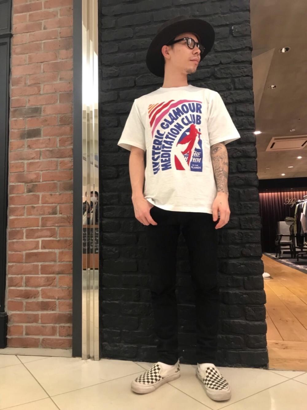 「カジュアル、シンプル、ロック、Tシャツ、ストリート、大人カジュアル、Hysteric Glamour、90'sスタイル」｜「HYSTERIC GLAMOURの1タックスラックスPT（チノパンツ、ブラック系）」を使った、Masatoさん（メンズ・163cm）の春コーディネートの1枚目の写真