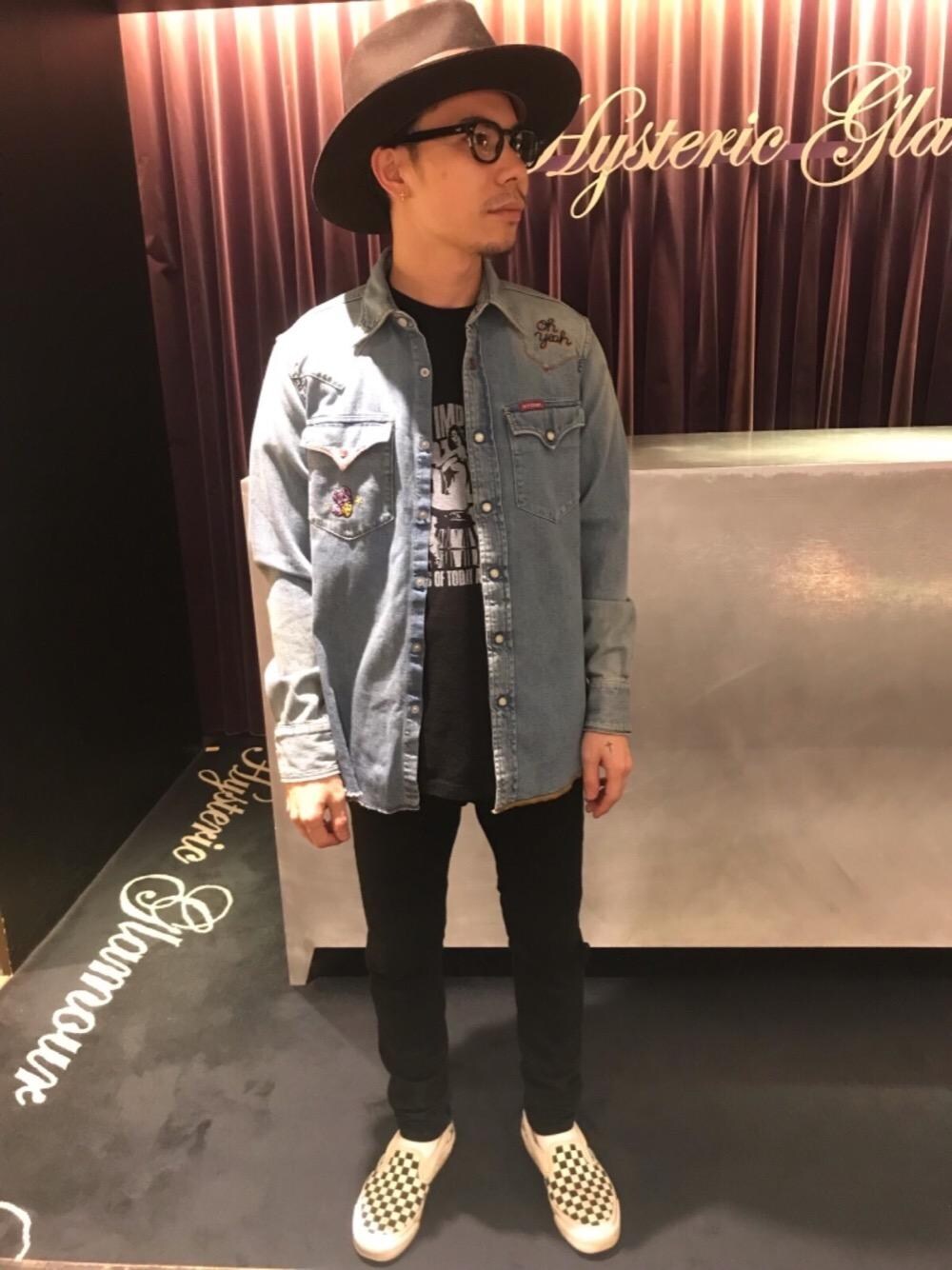 「デニム、カジュアル、シンプル、ロック、Tシャツ、ストリート、大人カジュアル、Hysteric Glamour、90'sスタイル」｜「HYSTERIC GLAMOURのSU加工ISKOツイル スリムパンツ（デニムパンツ、ブラック系）」を使った、Masatoさん（メンズ・163cm）の春コーディネートの1枚目の写真