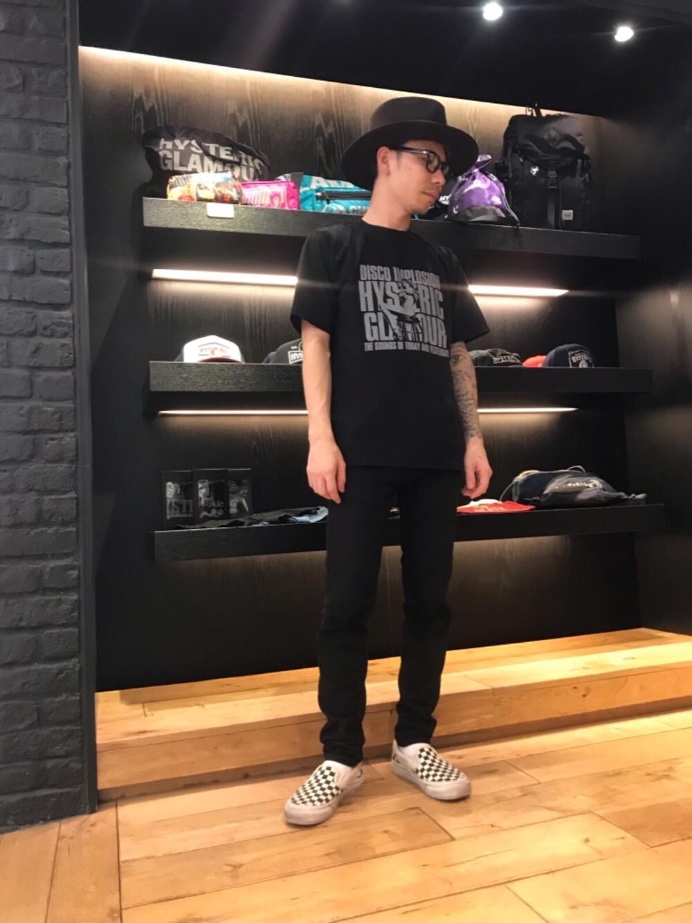 「デニム、カジュアル、シンプル、ロック、Tシャツ、ストリート、大人カジュアル、Hysteric Glamour、春コーデ、90'sスタイル」｜「HYSTERIC GLAMOURのSU加工ISKOツイル スリムパンツ（デニムパンツ、ブラック系）」を使った、Masatoさん（メンズ・163cm）の春コーディネートの1枚目の写真