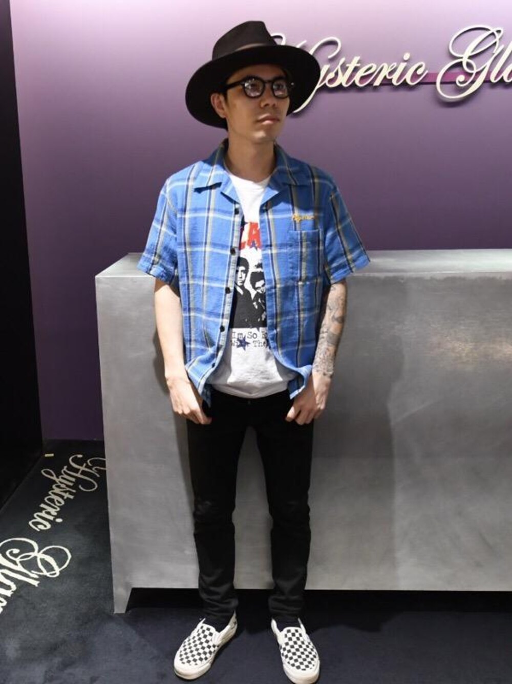 「デニム、カジュアル、シンプル、ロック、ストリート、Hysteric Glamour、ヒステリックグラマー、90'sスタイル」｜「HYSTERIC GLAMOURのSU加工ISKOツイル スリムパンツ（デニムパンツ、ブラック系）」を使った、Masatoさん（メンズ・163cm）の春コーディネートの1枚目の写真