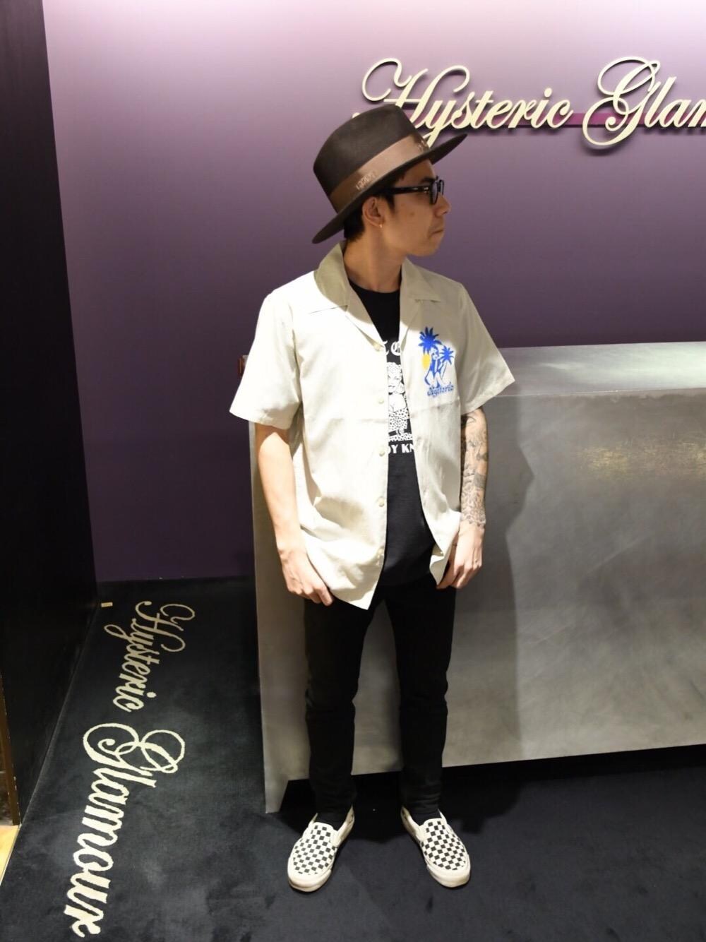 「カジュアル、シンプル、ロック、Tシャツ、ストリート、Hysteric Glamour、ヒステリックグラマー、90'sスタイル」｜「HYSTERIC GLAMOURのブラックSデニムスリムPT（デニムパンツ、ブラック系）」を使った、Masatoさん（メンズ・163cm）の春コーディネートの1枚目の写真