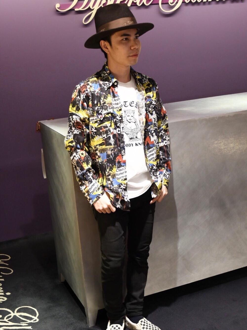 「デニム、カジュアル、シンプル、ロック、Tシャツ、ストリート、Hysteric Glamour、ヒステリックグラマー、90'sスタイル」｜「HYSTERIC GLAMOURのブラックSデニムスリムPT（デニムパンツ、ブラック系）」を使った、Masatoさん（メンズ・163cm）の春コーディネートの1枚目の写真