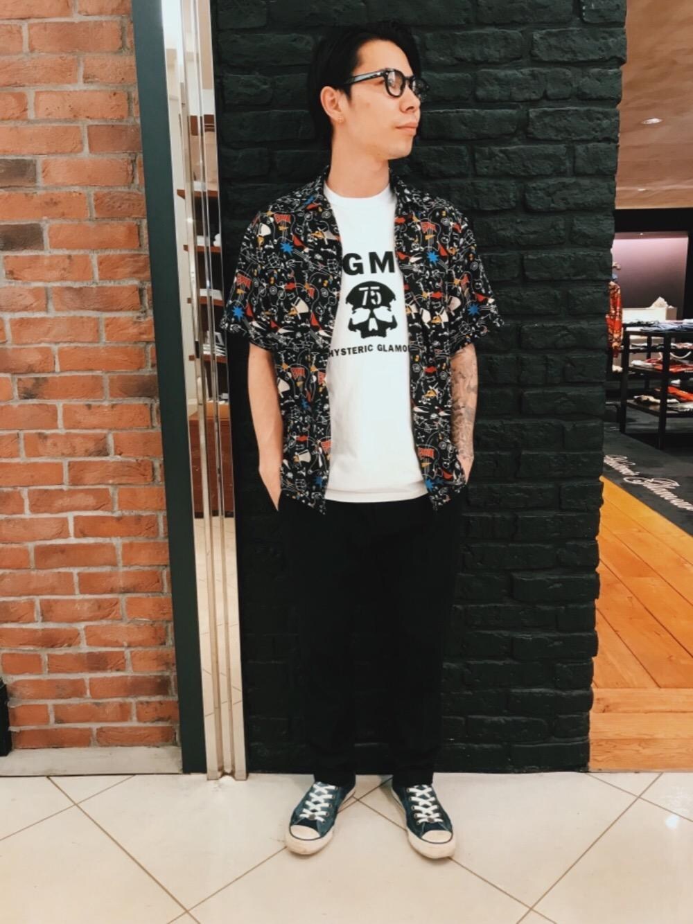 「カジュアル、シンプル、ロック、Tシャツ、ストリート、Hysteric Glamour、ヒステリックグラマー、90'sスタイル」｜「HYSTERIC GLAMOURのROCKERS総柄 半袖オープンカラーシャツ（シャツ/ブラウス、ブラック系）」を使った、Masatoさん（メンズ・163cm）の春コーディネートの1枚目の写真
