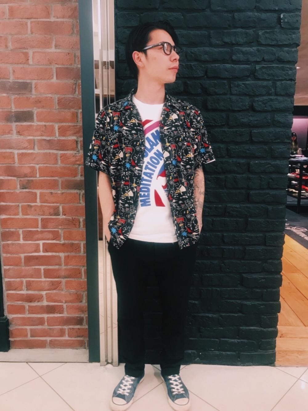 「デニム、カジュアル、シンプル、ロック、Tシャツ、Hysteric Glamour、夏コーデ、ヒステリックグラマー、90'sスタイル」｜「HYSTERIC GLAMOURのROCKERS総柄 半袖オープンカラーシャツ（シャツ/ブラウス、ブラック系）」を使った、Masatoさん（メンズ・163cm）の春コーディネートの1枚目の写真