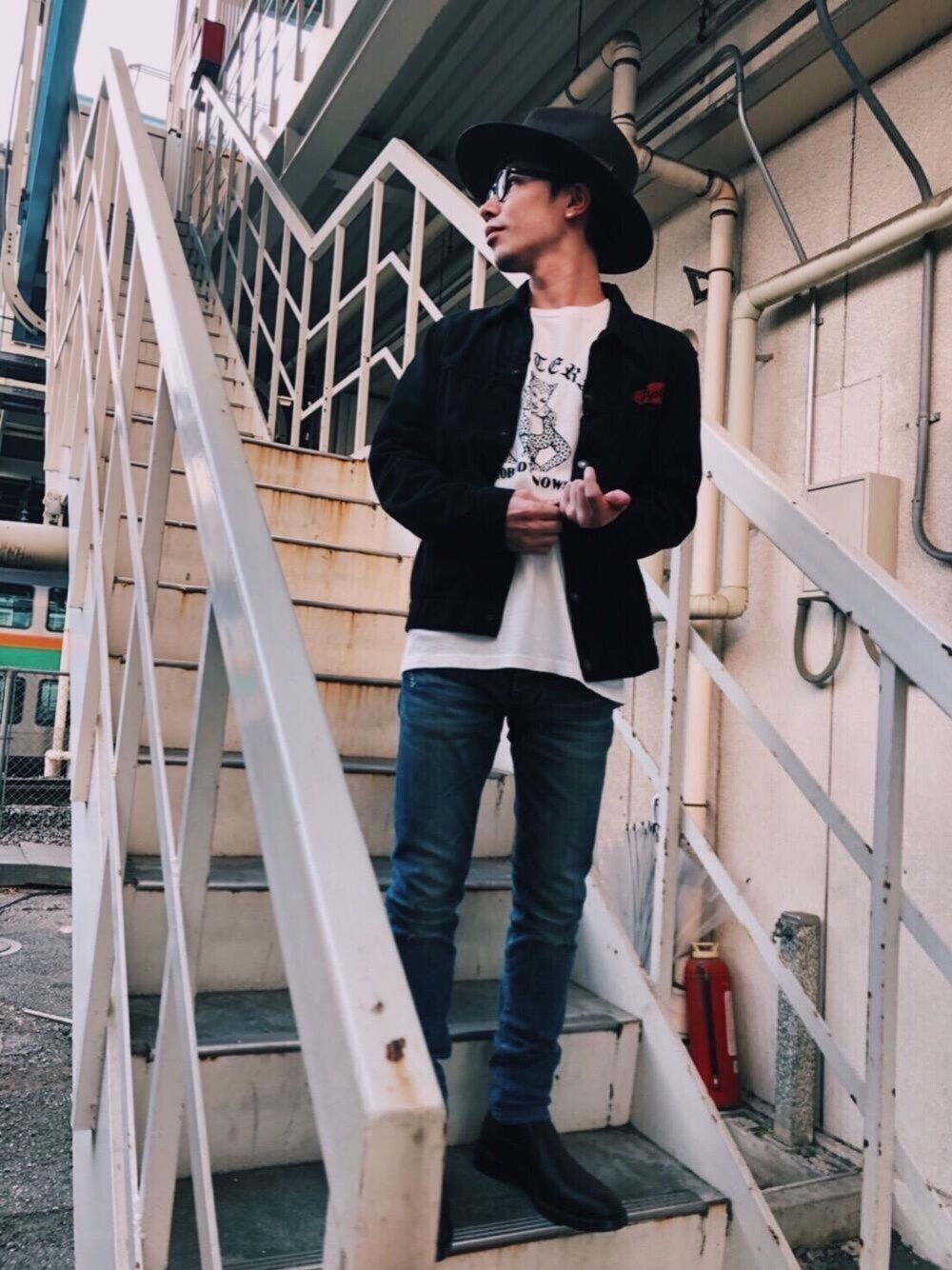 「デニム、カジュアル、シンプル、ロック、Tシャツ、ストリート、Hysteric Glamour、ヒステリックグラマー、90'sスタイル」｜「HYSTERIC GLAMOURのSIDE ZIP ショートブーツ（ブーツ、ブラック系）」を使った、Masatoさん（メンズ・163cm）の春コーディネートの1枚目の写真