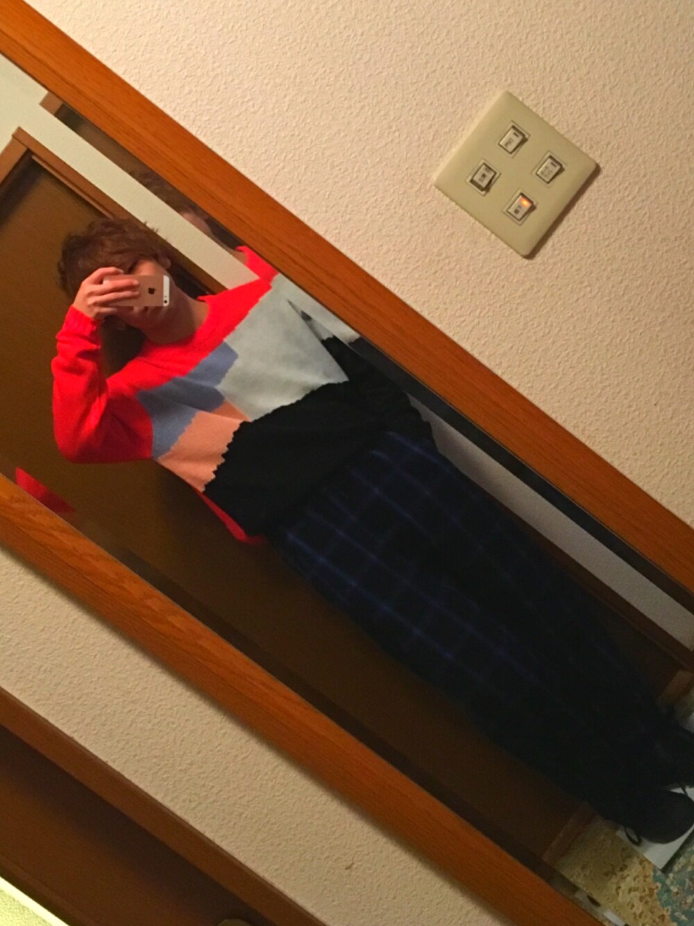 「タックイン、春コーデ、カジュアル、ゆるコーデ」｜「WHO'S WHO galleryのカラーブロックパンクニット（ニット/セーター、レッド系）」を使った、とくしまさん（メンズ・170cm）の冬コーディネートの1枚目の写真