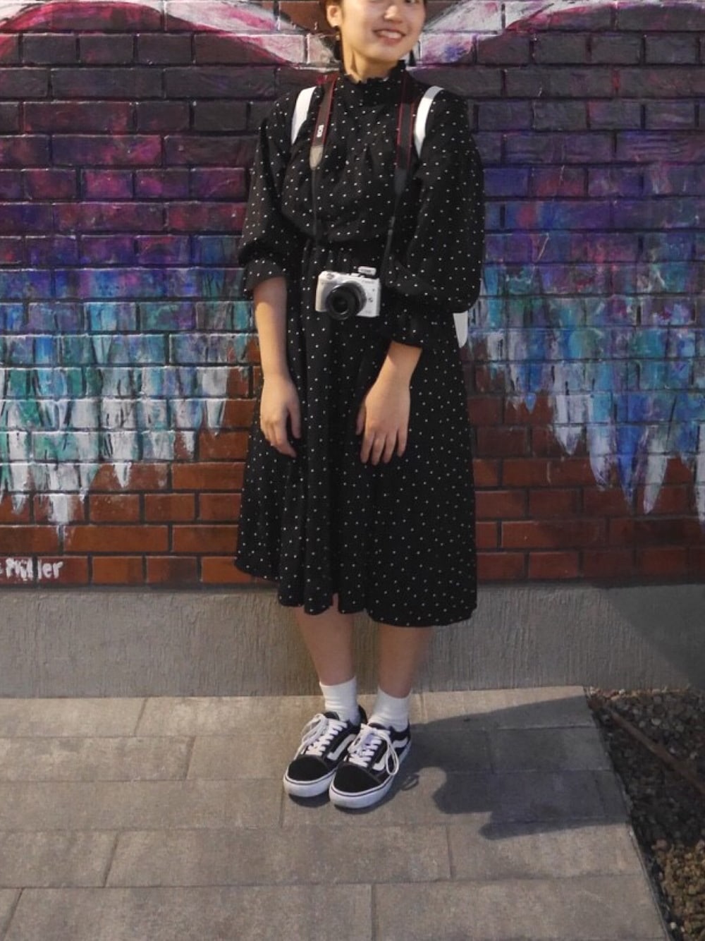 「カメラ女子、ワンピース、モノトーン、横浜、ショートヘア」｜「earth music&ecologyのアイテム（ワンピース/ドレス、ブラック系）」を使った、Mayuさん（レディース・162cm）の春コーディネートの1枚目の写真