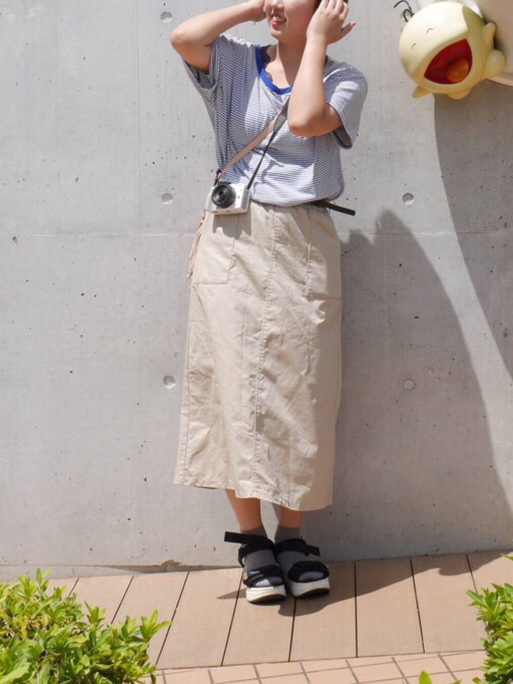 「夏のボーダーフェス、大人カジュアル、シンプル、休日スタイル、夏コーデ、厚底サンダル、スポサン、スカート」｜「E hyphen world galleryのツイルベーカーロングスカート ●（スカート、ベージュ系）」を使った、Mayuさん（レディース・161cm）の夏コーディネートの1枚目の写真
