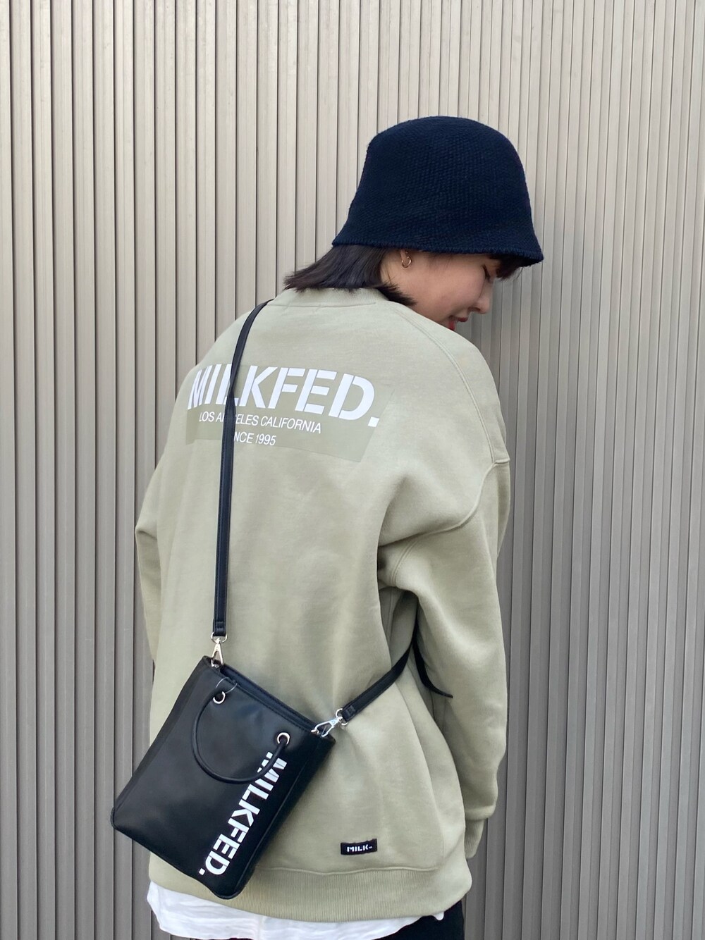 「お洒落さんとつながりたい、カジュアル、ストリートMIX、MILKFED.、ミルクフェド」｜「MILKFED.のSTENCIL LOGO BIG SWEAT TOP（スウェット、グリーン系）」を使った、江藤 優花さん（メンズ・157cm）の冬コーディネートの1枚目の写真