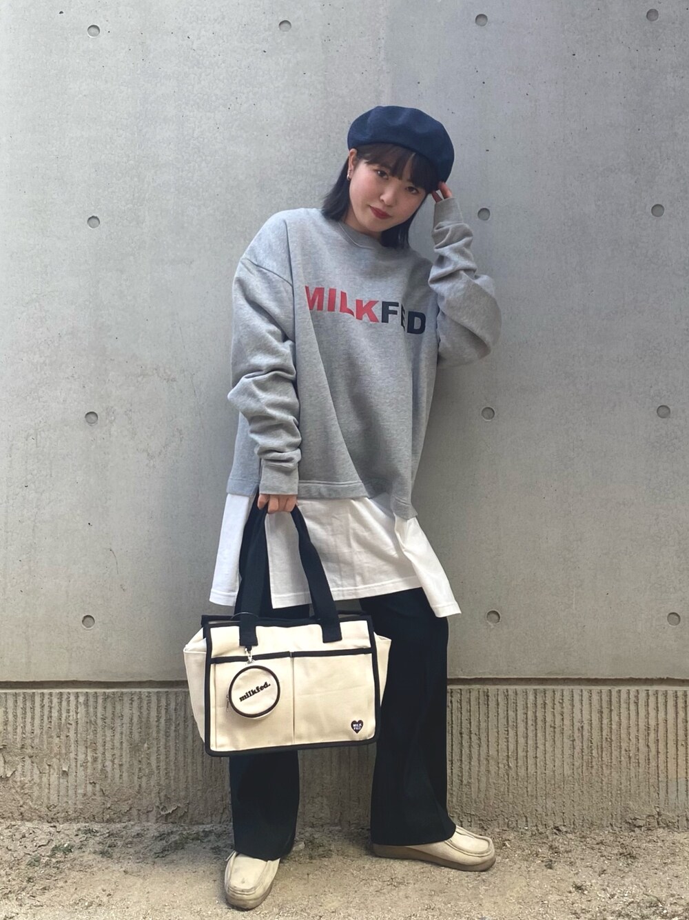 「カジュアルコーデ、きれいめカジュアル、お洒落さんとつながりたい、ゆるコーデ、スラックス、MILKFED.、ミルクフェド」｜「MILKFED.のLAYERED BIG SWT TOP（スウェット、グレー系）」を使った、江藤 優花さん（メンズ・157cm）の冬コーディネートの1枚目の写真