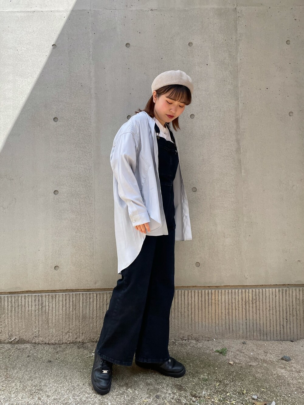 「シアーシャツ、シャツスタイル」｜「MILKFED.のSHEER LOOSE SHIRT（シャツ/ブラウス、ブルー系）」を使った、江藤 優花さん（レディース・157cm）の春コーディネートの1枚目の写真