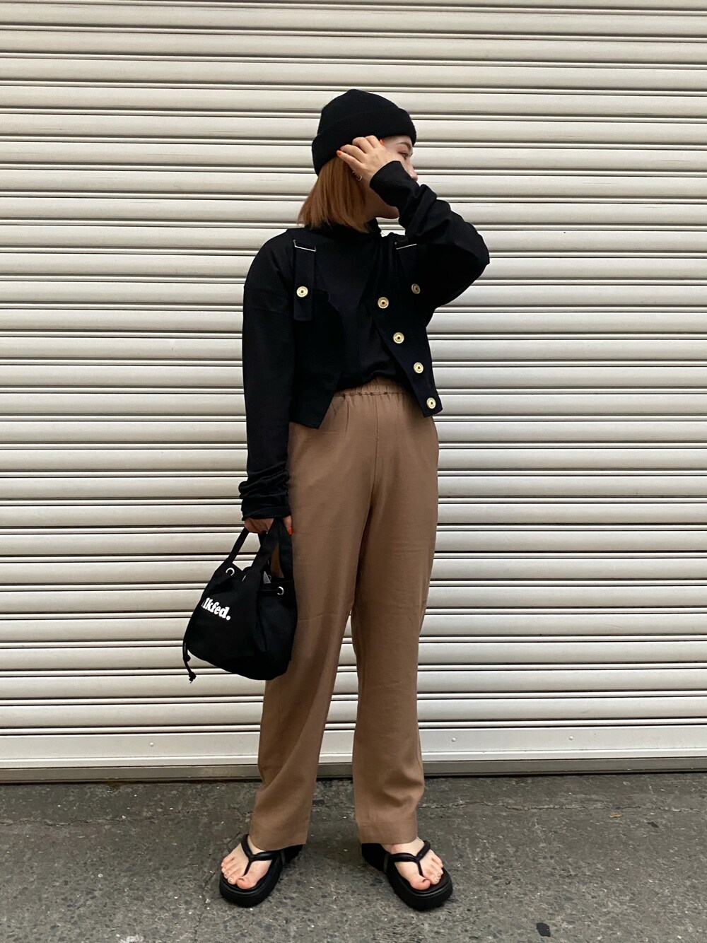 「MILKFED.、milkfed._ootd、おしゃれさんと繋がりたい」｜「MILKFED.のMINI BUSTIER（ベスト、ブラック系）」を使った、江藤 優花さん（レディース・157cm）の春コーディネートの1枚目の写真