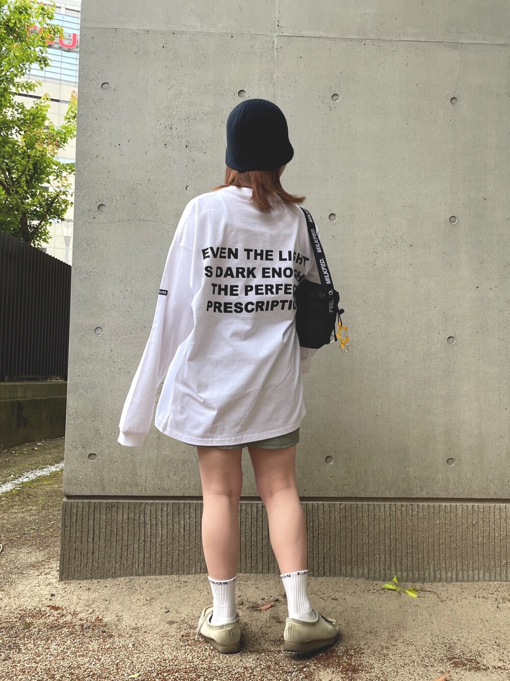 「シンプルスタイル、カジュアルコーデ、ストリートMIX、MILKFED.、SILAS、SILAS&MARIA」｜「SILASのL/S TEE SILAS AND MARIA（Tシャツ/カットソー、ホワイト系）」を使った、江藤 優花さん（レディース・157cm）の春コーディネートの1枚目の写真