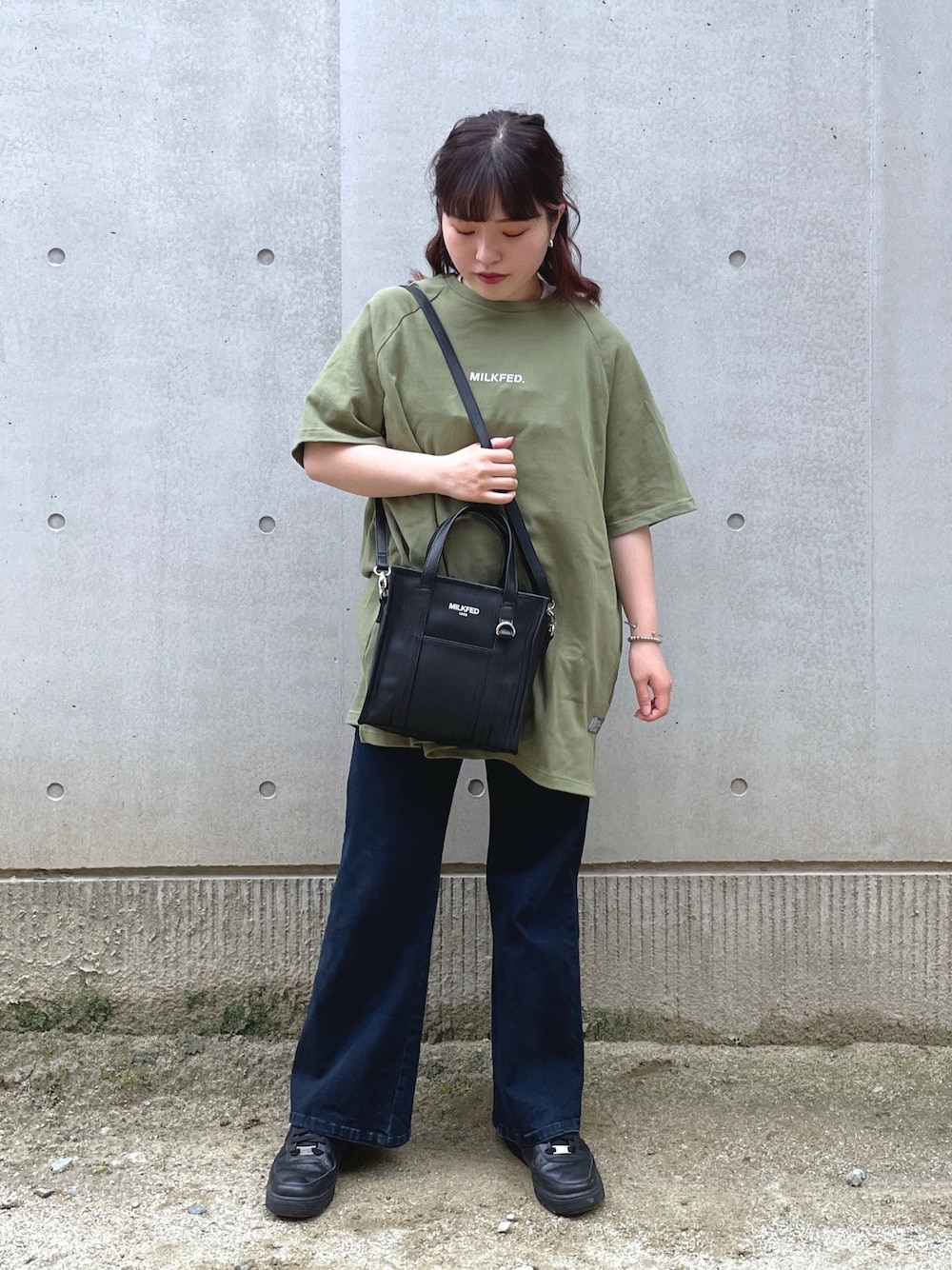 「ゆるコーデ、キレイめカジュアル、MILKFED.、milkfed._ootd、milkfed_snap、ミルフェ女子、ミルクフェド」｜「MILKFED.の2WAY SQUARE FAUX LEATHER BAG（ショルダーバッグ、ブラック系）」を使った、江藤 優花さん（レディース・157cm）の夏コーディネートの1枚目の写真