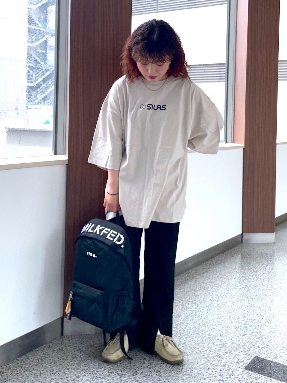 「メンズライク、スパイラルパーマ、MILKFED.、milkfed._ootd、ミルクフェド」｜「SILASのSS TEE IMPRINT（Tシャツ/カットソー、ベージュ系）」を使った、江藤 優花さん（レディース・157cm）の夏コーディネートの1枚目の写真