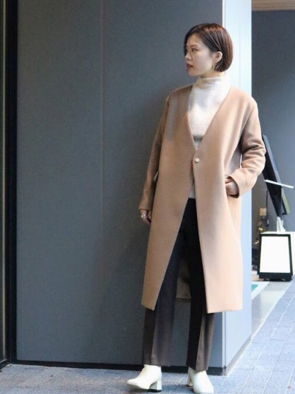 「ベージュコーデ、ノーカラー、MM6、MM6 Maison Martin Margiela、MAISONEUREKA、ブラウンパンツ、シンプル、大人カジュアル、ワイドパンツ ブラウン、オトナ女子」｜「JOINT WORKSのメルトンノーカラーコート◆（ノーカラーコート、ベージュ系）」を使った、minori haruyamaさん（レディース・161cm）の冬コーディネートの1枚目の写真