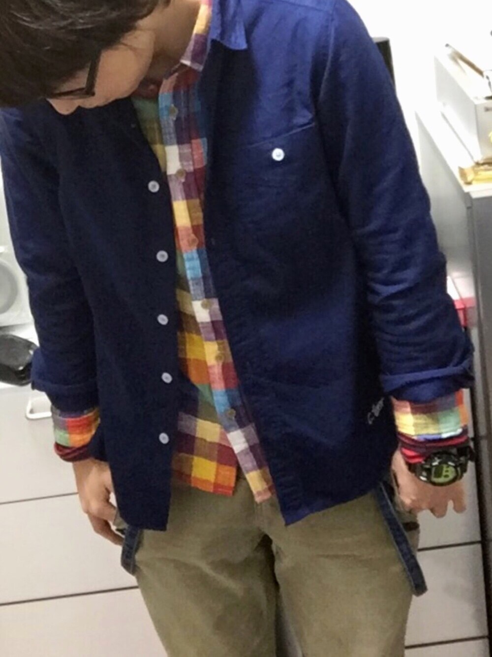 ブルー系のシャツ/ブラウス、その他のシャツ/ブラウス、レッド系のトップスを着用したレディースの冬コーディネートの1枚目の写真