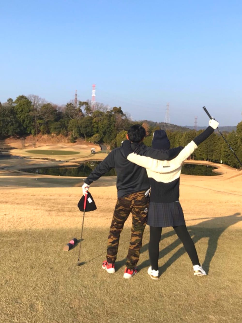 「カップル、スポーツ、ゴルフ、ゴルフウェア、ニット帽、ニット、スカート、チェック、ニューバランス、冬」｜「PEARLY GATESのアイテム（ニット/セーター、ベージュ系）」を使った、takaさん（レディース・161cm）の冬コーディネートの1枚目の写真