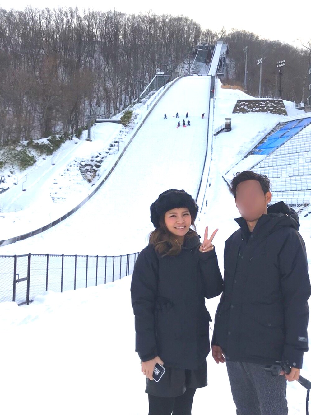 「カップル、雪国、北海道、防寒　、フライトキャップ、ファー帽子、ダウンジャケット、冬コーデ、ゴアテックス、旅行」｜「WEGOのWEGO/メルトンフライトキャップ（キャップ、ブラック系）」を使った、takaさん（レディース・161cm）の冬コーディネートの1枚目の写真