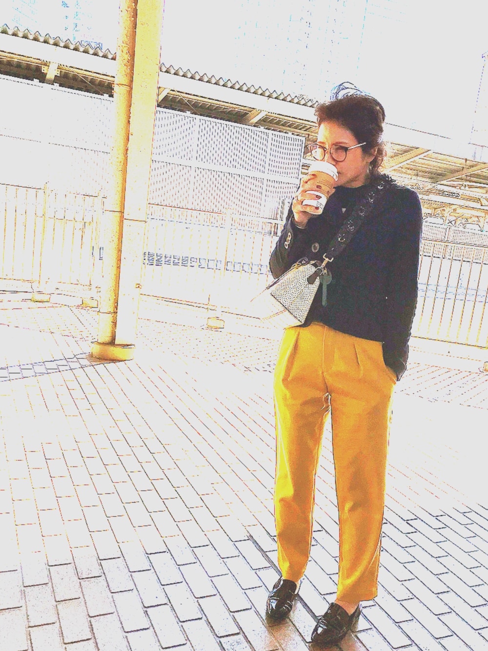 「カジュアルコーデ、シンプルコーデ、ootd、冬、ネイビー、ピーコート、ネイビージャケット、イエロー、タックパンツ、ハイウエストパンツ」｜「STUNNING LUREのアイテム（その他パンツ、イエロー系）」を使った、takaさん（レディース・161cm）の冬コーディネートの1枚目の写真