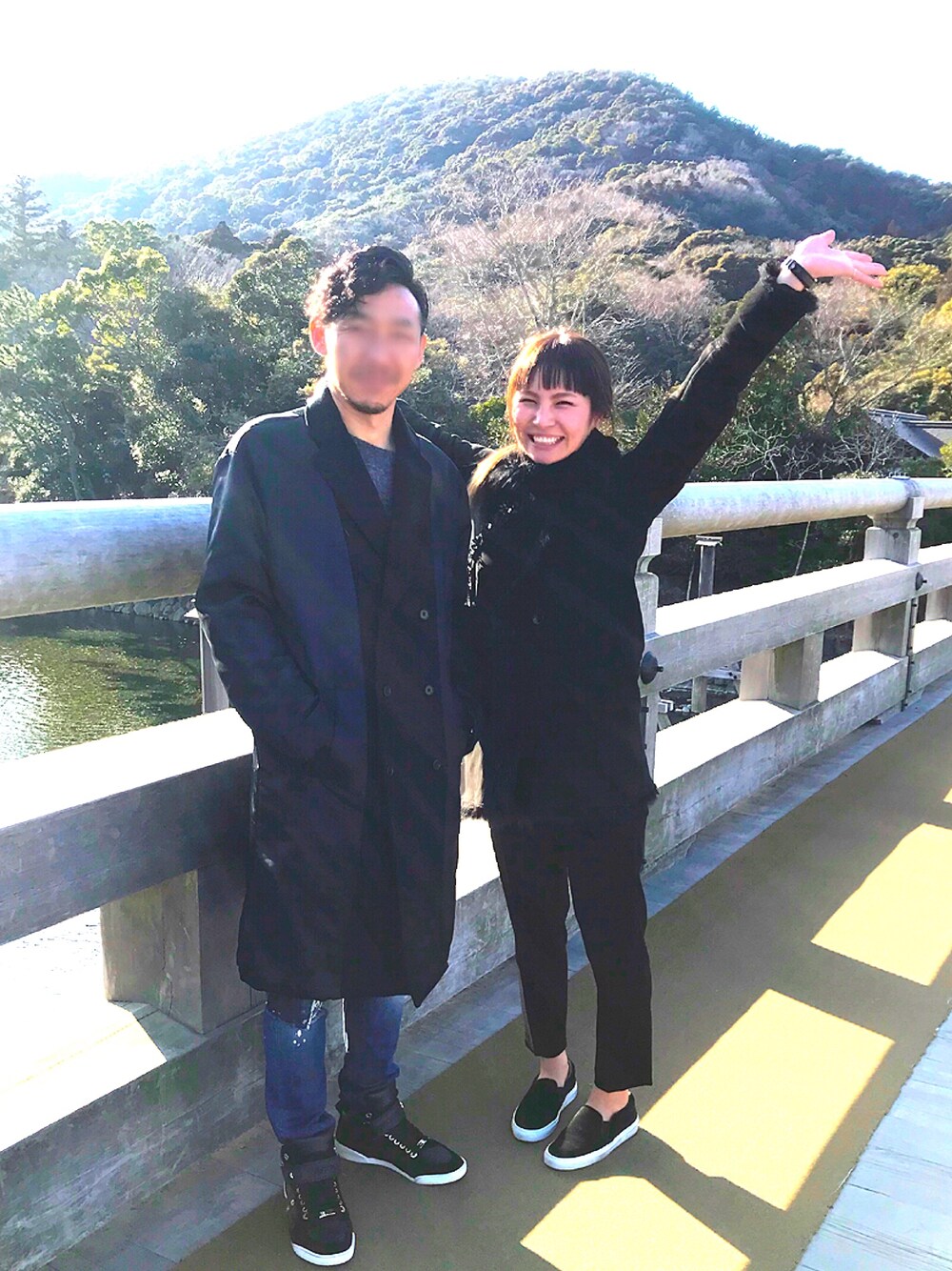 「オトナカジュアル、カップル、デートスタイル（WOMEN）、パンツスタイル、ムートンコート、ブラック、スリッポン、オールブラック、旅行、シンプルコーデ」｜「Spick & Spanの【CLASSY.5月号掲載】タックトラウザーパンツ◆（その他パンツ、ブラック系）」を使った、takaさん（レディース・161cm）の冬コーディネートの1枚目の写真