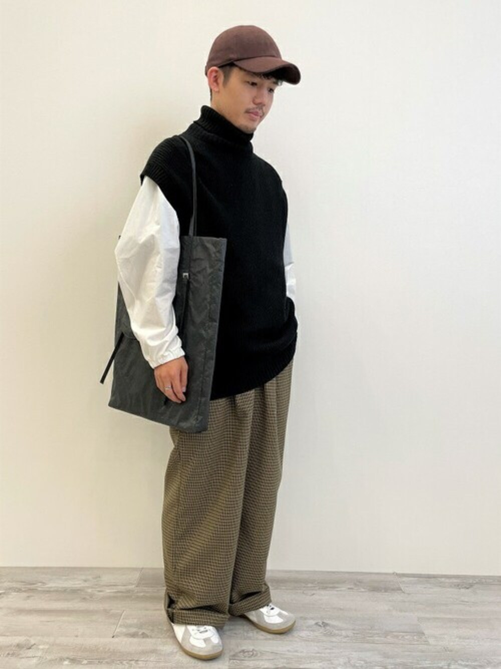 ホワイト系のシャツ/ブラウス、ブラック系のニット/セーター、ブラウン系のその他パンツを着用したメンズの秋コーディネートの1枚目の写真