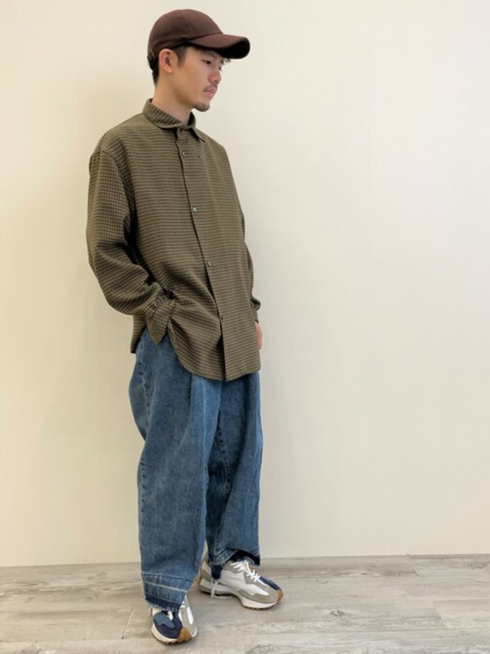ブラウン系のシャツ/ブラウスを着用したメンズの冬コーディネートの1枚目の写真