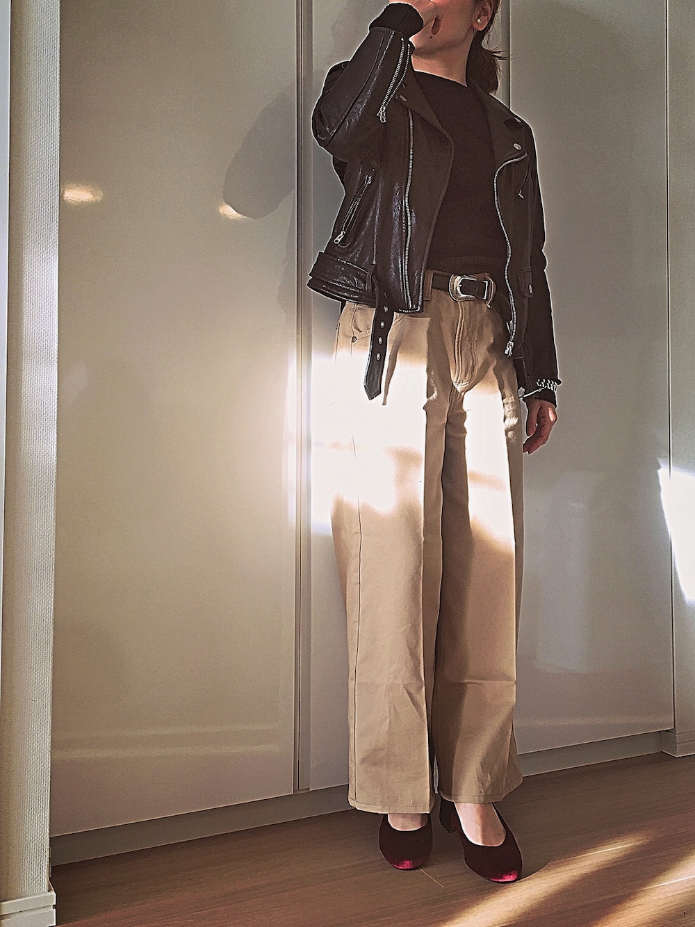 「ライダース、チノパン、ワイドパンツ、ローヒール、ベルベット、カジュアル、ラクチンコーデ、休日スタイル」｜「beautiful peopleのshrink leather riders jacket（ライダースジャケット、ブラック系）」を使った、miiiさん（レディース・152cm）の冬コーディネートの1枚目の写真