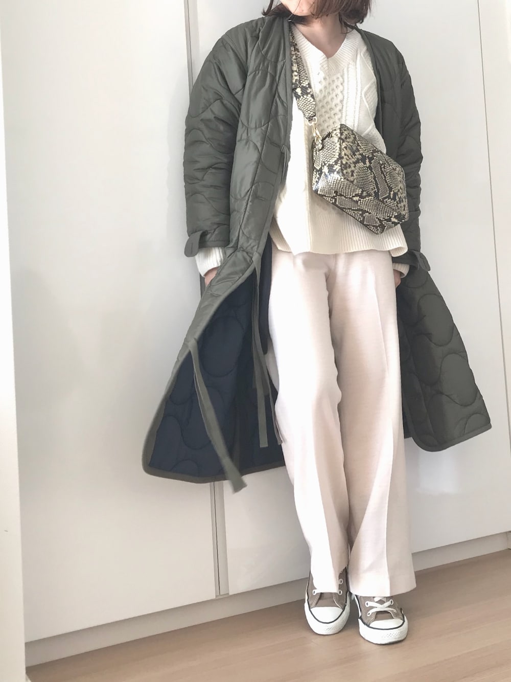 「シンプルコーデ、ニット、ショルダーバッグ、ライナーコート、パイソン柄」｜「MADISON BLUEのアイテム（その他アウター、グリーン系）」を使った、miiiさん（レディース・152cm）の冬コーディネートの1枚目の写真