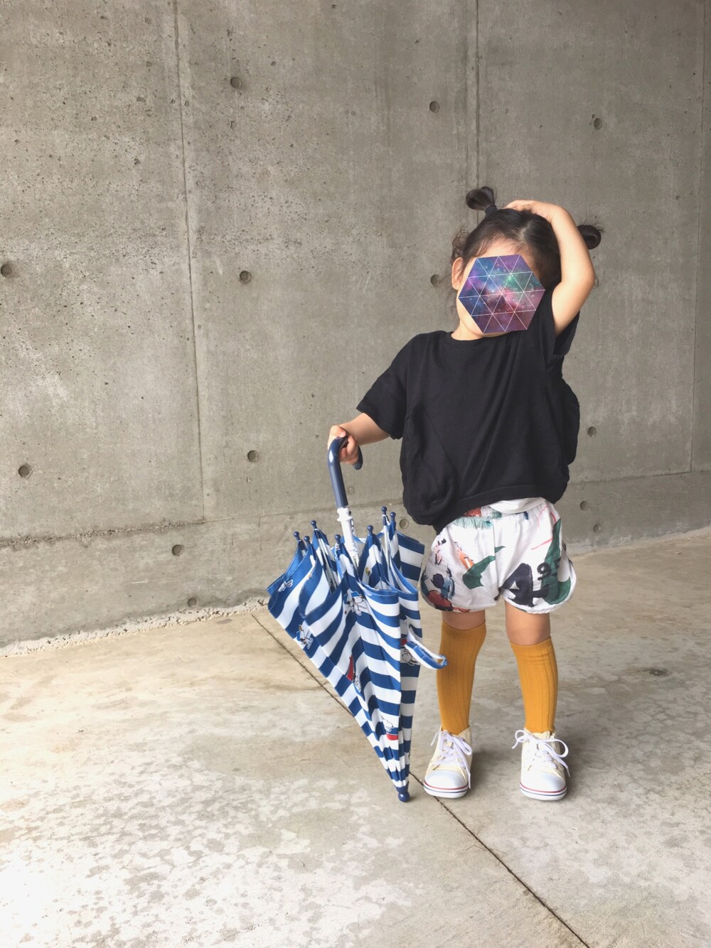 「unionini、wolf&rita、BEAUTY&YOUTH UNITED ARROWS、converse」｜「unioniniのアイテム（Tシャツ/カットソー、ブラック系）」を使った、fkdさん（キッズ・90cm）の秋コーディネートの1枚目の写真