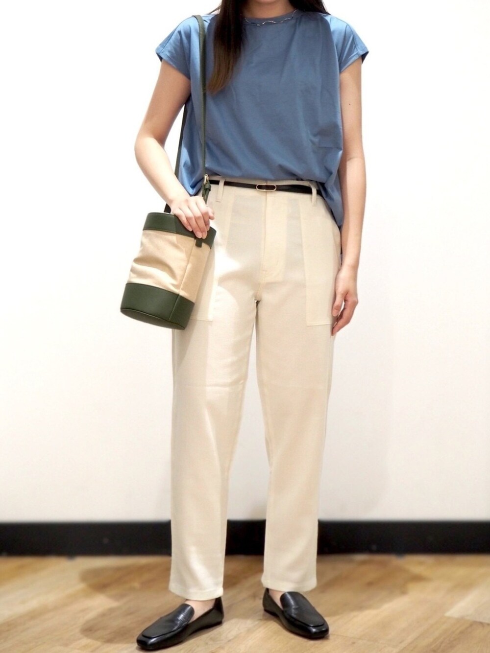 ブルー系のTシャツ/カットソー、ホワイト系のその他パンツ、ブラック系のパンプスを着用したレディースの夏コーディネートの1枚目の写真