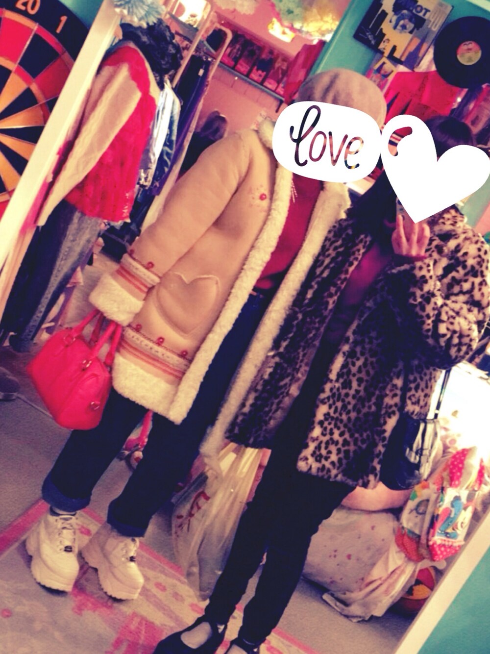 「Vivienne Westwood、デニム、ベレー帽、YOSUKE」｜「Calvin Klein Sportのアイテム（デニムパンツ、ブルー系）」を使った、megumiさん（レディース・153cm）の冬コーディネートの1枚目の写真