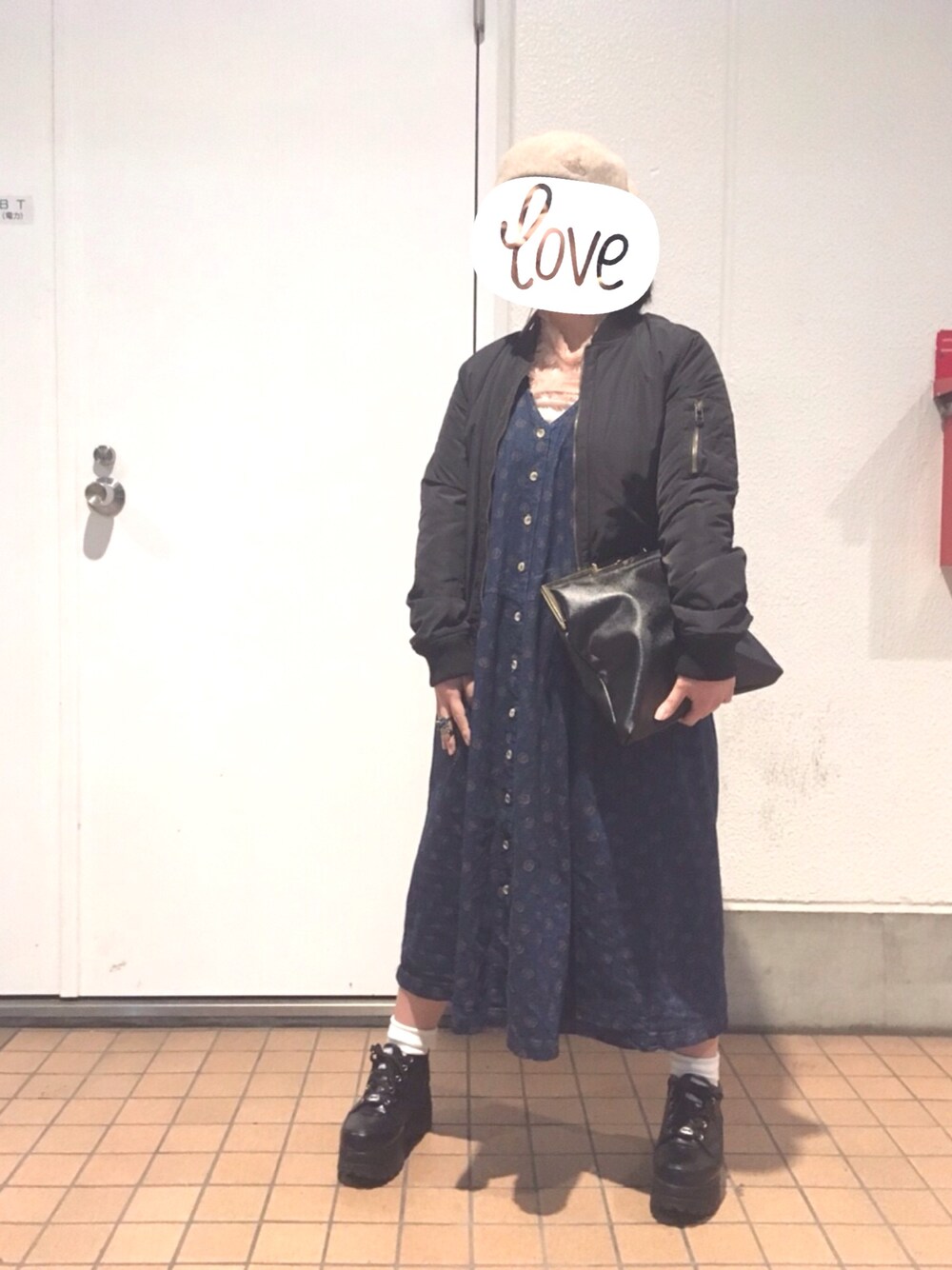「ゆるコーデ、古着MIX、デニム、ワンピース、スニーカー、クラッチバッグ、ベレー帽」｜「VINTAGEのお花？のような謎の柄。ふくらはぎまでの丈です。（ワンピース、ブルー系）」を使った、megumiさん（レディース・153cm）の冬コーディネートの1枚目の写真