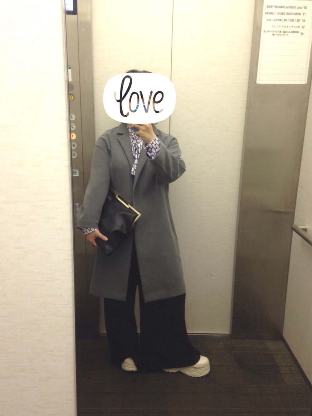 「すずめちゃん、スニーカー、ワイドパンツ、Vivienne Westwood、カルテット」｜「MJUKA.のチェスターコート（チェスターコート、グレー系）」を使った、megumiさん（レディース・153cm）の春コーディネートの1枚目の写真