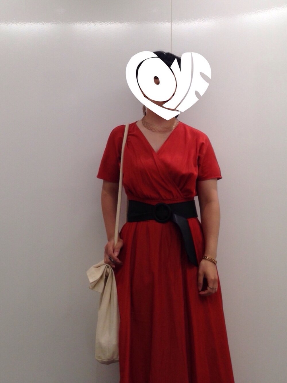 「草間彌生、サッシュベルト、ベリーショート、ワンピース、夏コーデ、Vivienne Westwood」｜「RAY CASSINのカシュクールシャーリングワンピース（無地/花柄）（ワンピース、ブラウン系）」を使った、megumiさん（レディース・153cm）の春コーディネートの1枚目の写真