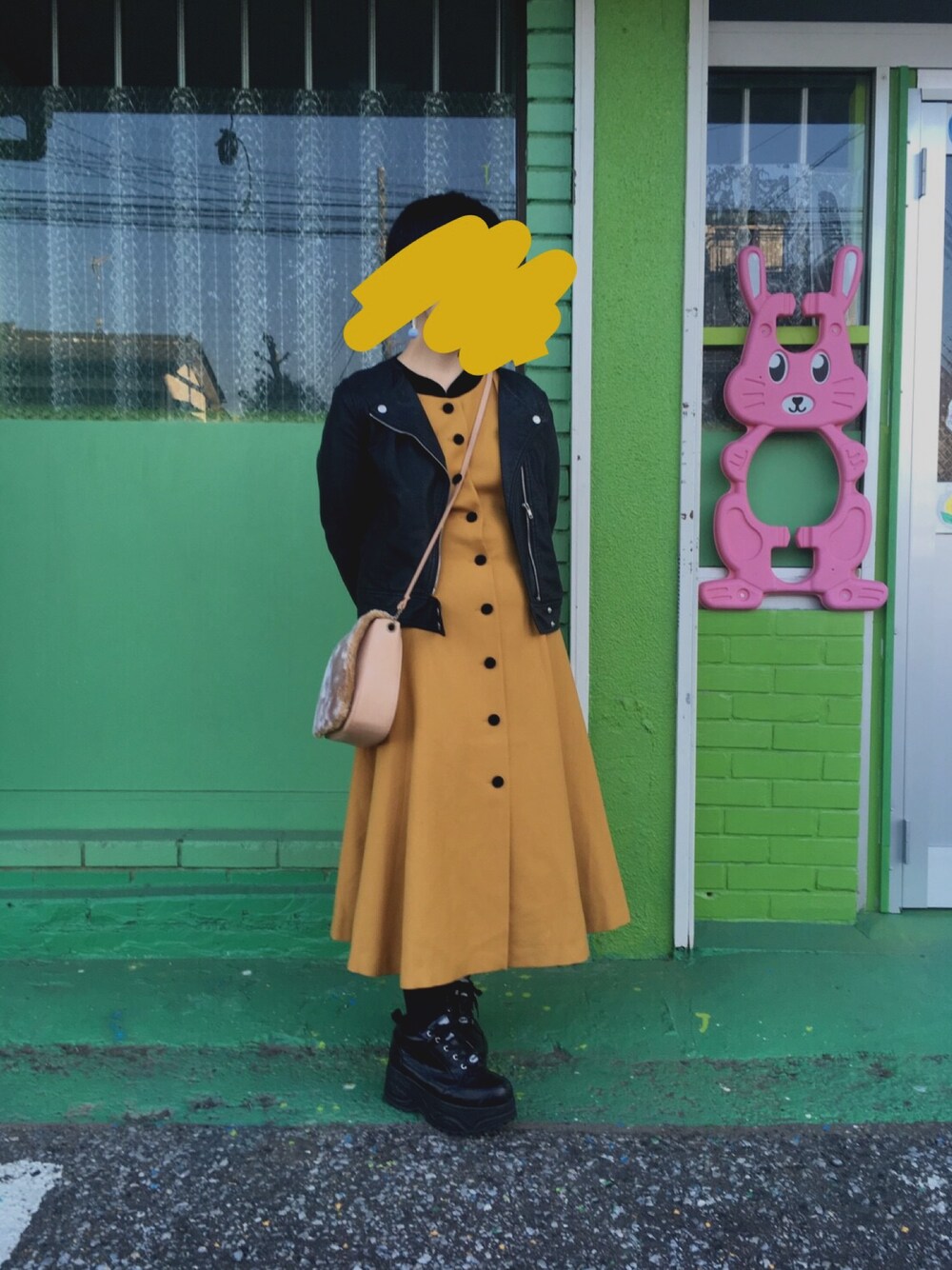 「レトロ、ワンピース、ファーバッグ、厚底スニーカー、マスタード、used」｜「usedのアイテム（ワンピース、イエロー系）」を使った、megumiさん（レディース・153cm）の冬コーディネートの1枚目の写真