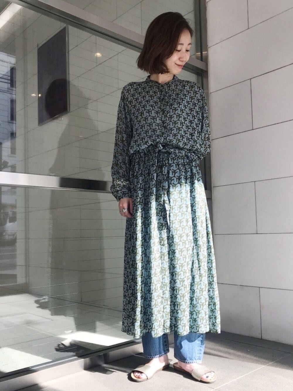 「低身長、大人カジュアル、カジュアルコーデ、シンプル、デニム、大人コーデ、URBAN RESEARCH DOORS WOMENS、URBAN RESEARCH DOORS、アーバンリサーチ、soil」｜「PLAKTONのPLAKTON　PLAKTON　別注フラットサンダル（サンダル、ゴールド系）」を使った、hirayamaさん（レディース・156cm）の春コーディネートの1枚目の写真