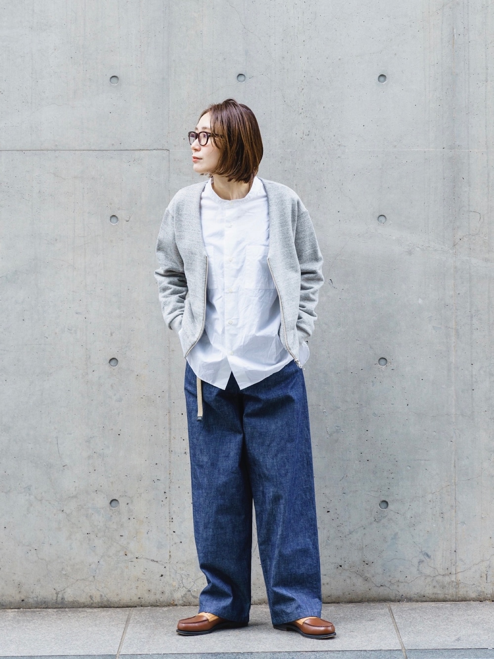 「オトナカジュアル、パンツスタイル、オーバーサイズ、ラフ、シンプル、URBAN RESEARCH DOORS、STILL BY HAND、UNIFY、アーバンリサーチドアーズ、155cm」｜「URBAN RESEARCH DOORS WOMENSのアイテム（パーカー、グレー系）」を使った、hirayamaさん（レディース・156cm）の冬コーディネートの1枚目の写真
