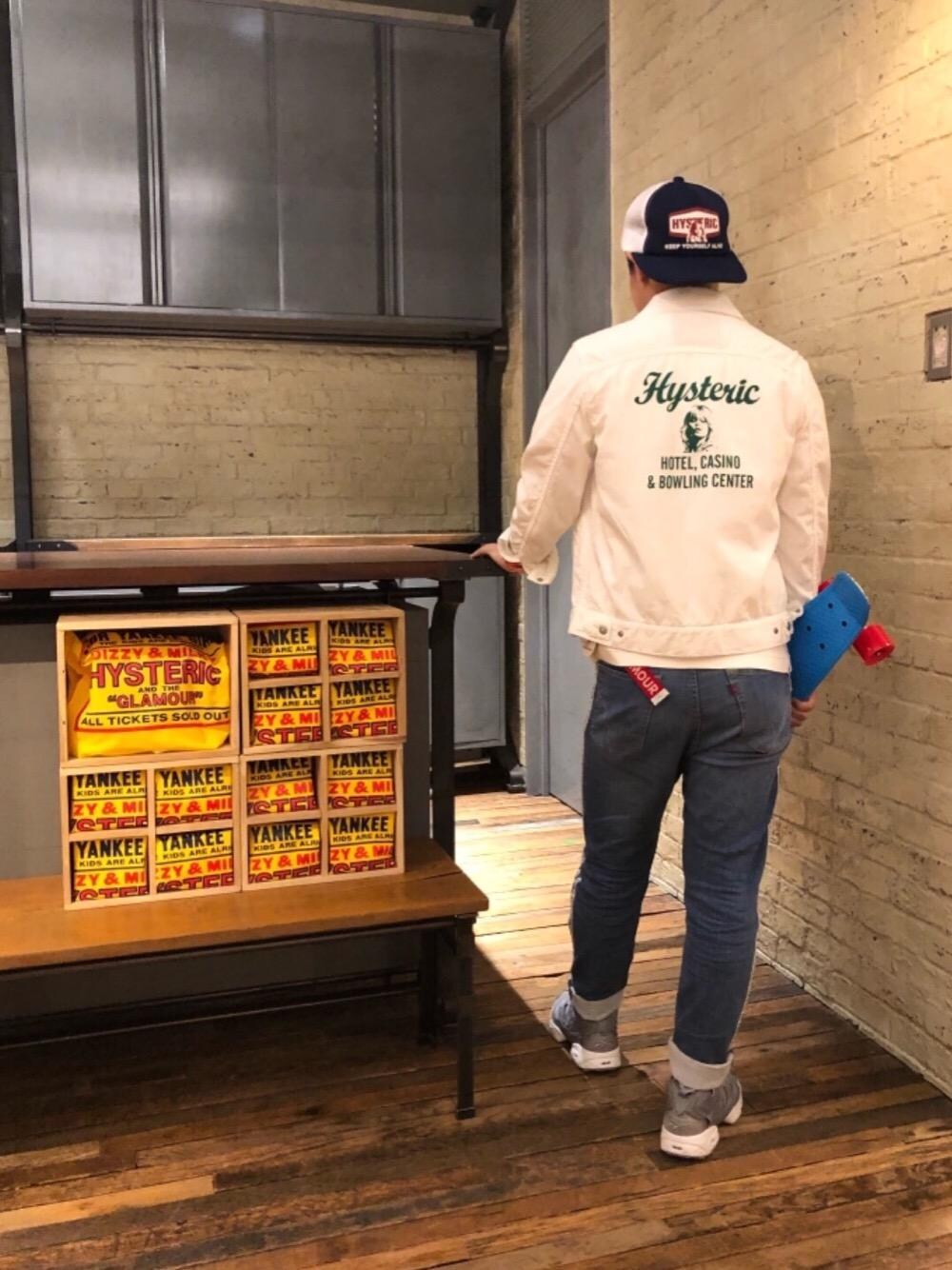 ブルー系のデニムパンツ、ホワイト系のデニムジャケット、ホワイト系のTシャツ/カットソーを着用したメンズの春コーディネートの1枚目の写真