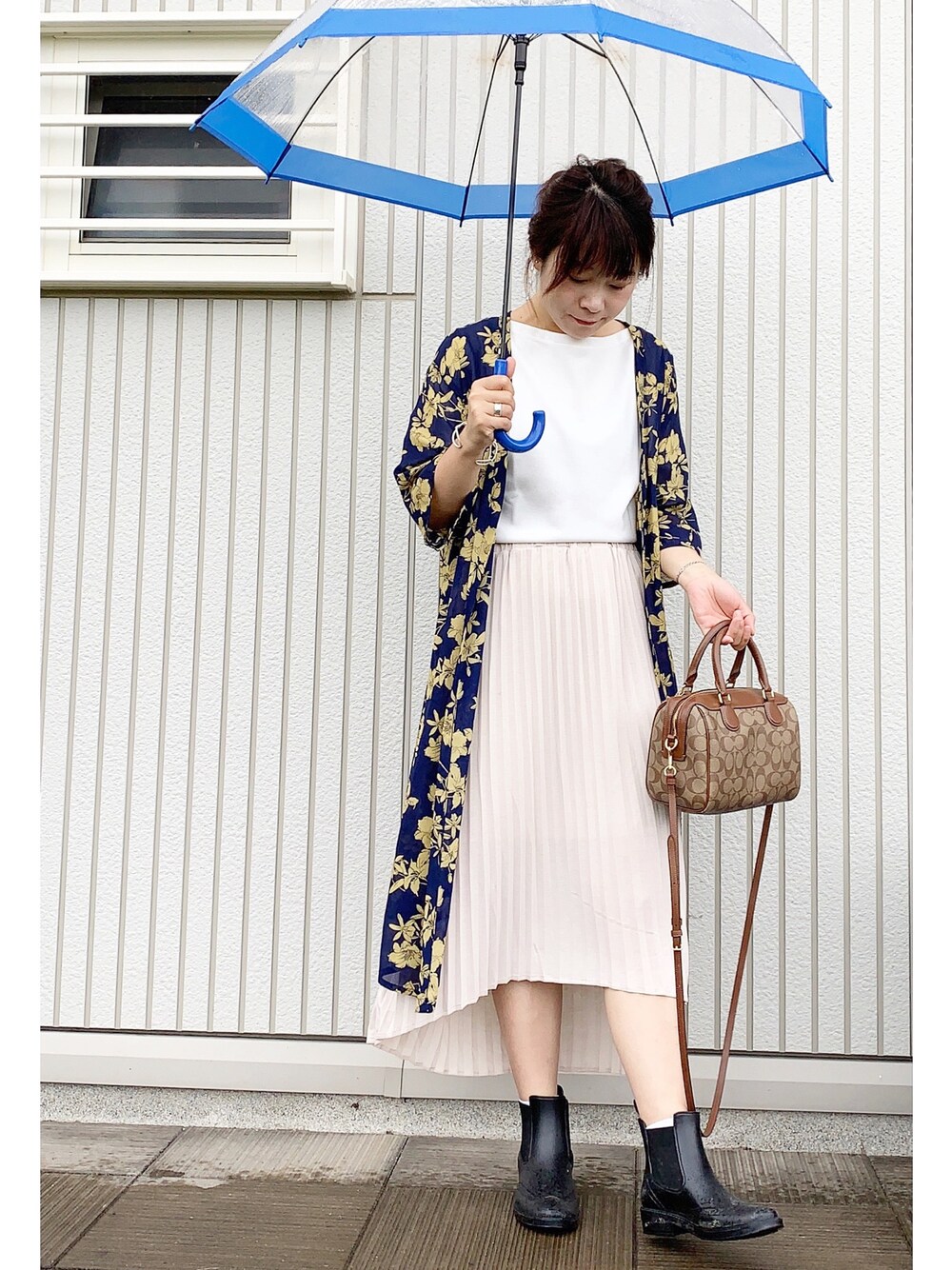COACHのボストンバッグ（ブラウン系）を使った人気ファッション