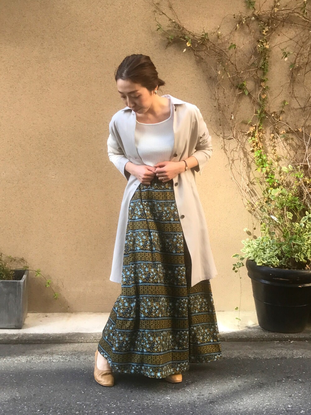 「スカート、大人カジュアル、ロングスカート、fashion、大人コーデ、ootd、スカートスタイル、花柄スカート、outfit、NOMBRE IMPAIR」｜「NOMBRE IMPAIRのテンセルリネンポプリン ステンカラーコート（ステンカラーコート、グレー系）」を使った、iitsuka.さん（レディース・158cm）の春コーディネートの1枚目の写真