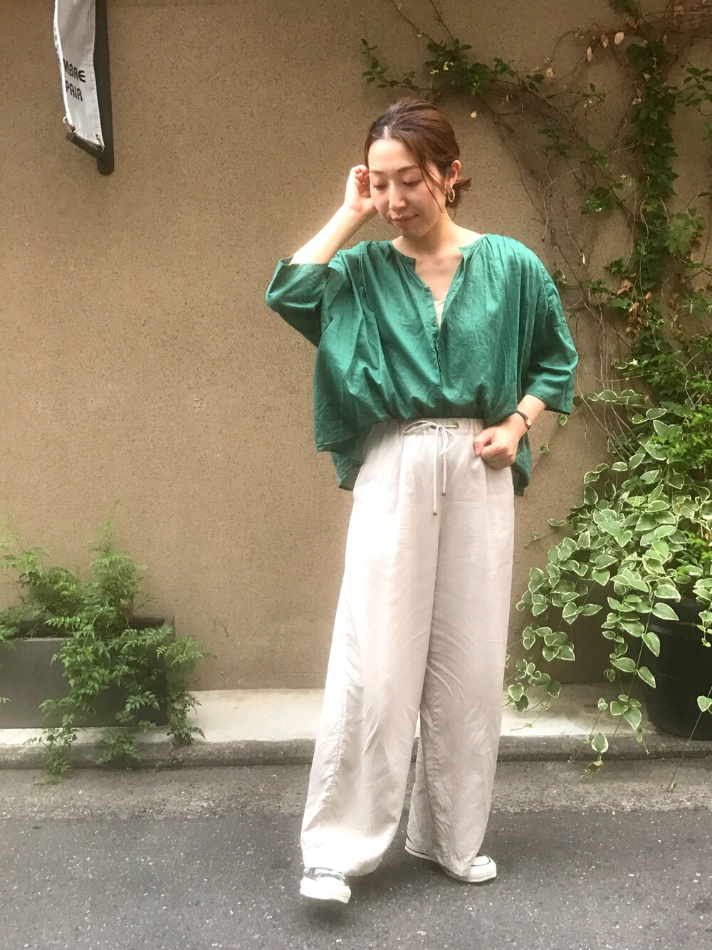 「ブラウス、グリーン、大人カジュアル、fashion、ワイドパンツ、ootd、outfit、グリーンコーデ、FIL DE FER、NOMBRE IMPAIR」｜「FIL DE FERのﾋﾞﾝﾃｰｼﾞﾜｯｼｬｰﾛｰﾝ前開きﾜｲﾄﾞﾌﾞﾗｳｽ（シャツ/ブラウス、グリーン系）」を使った、iitsuka.さん（レディース・158cm）の夏コーディネートの1枚目の写真