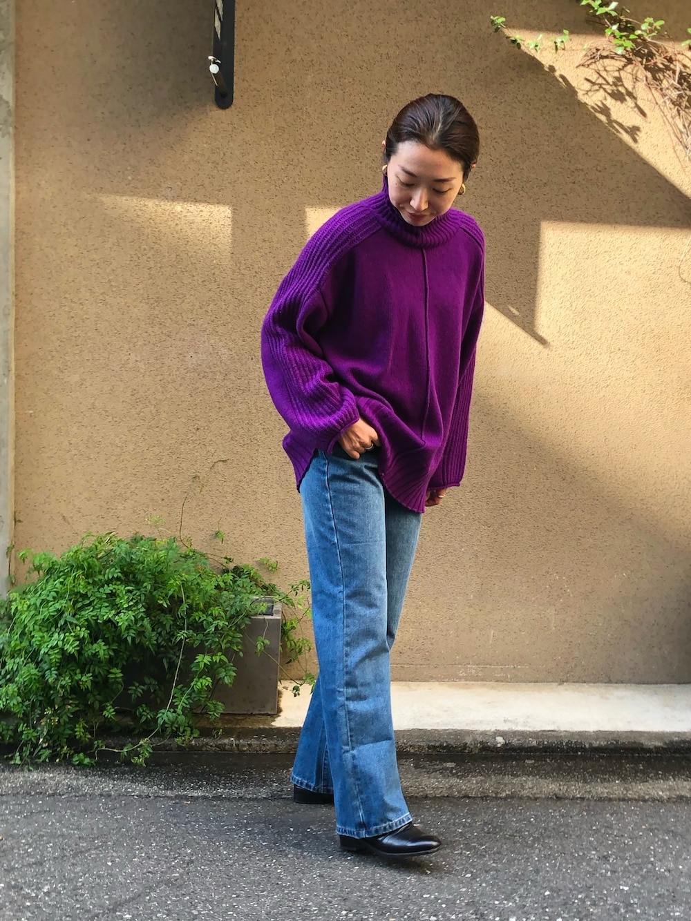 「タートルネック、タートルネックニット、パープル、デニム、デニムパンツ、ショートブーツ、オトナカジュアル、大人カジュアル、大人コーデ、FIL DE FER」｜「FIL DE FERのラムナイロン5GG　タートルネックニット（ニット/セーター、パープル系）」を使った、iitsuka.さん（レディース・158cm）の秋コーディネートの1枚目の写真
