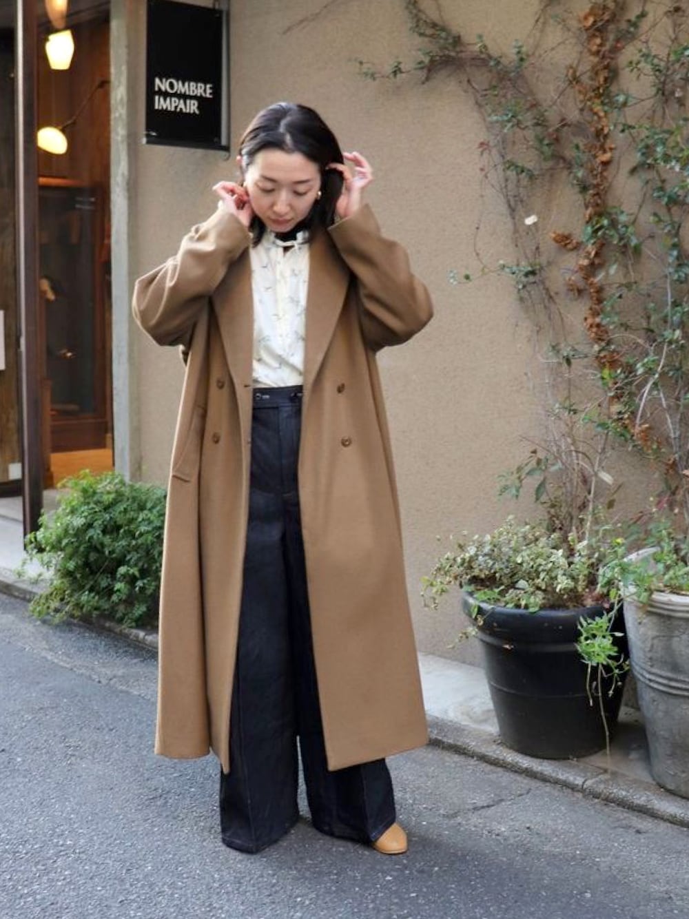 「ロングコート、コート、ボウタイ、ブラウス、デニム、デニムパンツ、冬コーデ、大人コーデ、大人カジュアル、NOMBRE IMPAIR」｜「NOMBRE IMPAIRの【Fabric in Italy】ライトメルトン ダブルロングコート（チェスターコート、ベージュ系）」を使った、iitsuka.さん（レディース・158cm）の冬コーディネートの1枚目の写真