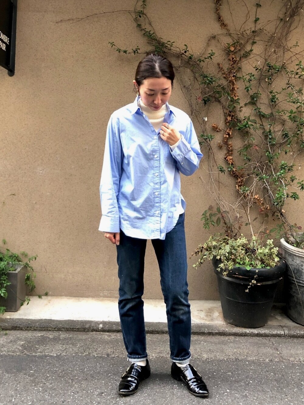 「ハイネック、ハイネックニット、シャツ、シャツスタイル、デニム、トラッド、トラッドスタイル、オトナカジュアル、大人カジュアル、NOMBRE IMPAIR」｜「NOMBRE IMPAIRの4者混ハイゲージ タートルネックニット（ニット/セーター、ホワイト系）」を使った、iitsuka.さん（レディース・158cm）の冬コーディネートの1枚目の写真